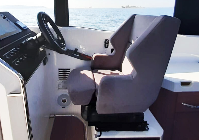 Adjustable full suspension seat for pilot XO Boats